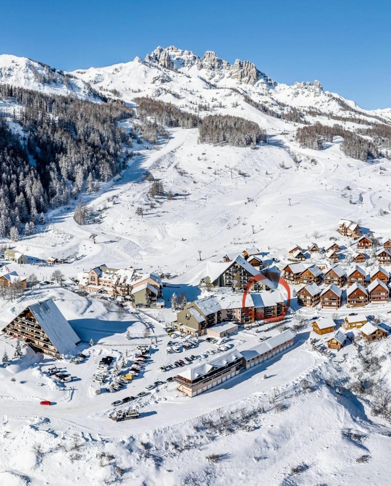 Appartement Pieds Des Pistes Reallon Exterior photo